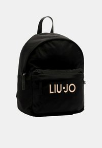 Zaino in nylon nero dalla forma curvata, con tasca frontale con zip e logo "LIU·JO" in colore chiaro. Presenta spallacci regolabili e manico superiore.