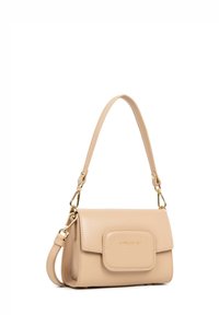 Borsa a tracolla in pelle beige con forma rettangolare, patta frontale, hardware dorato e tracolla removibile. Texture liscia con dettaglio del marchio.