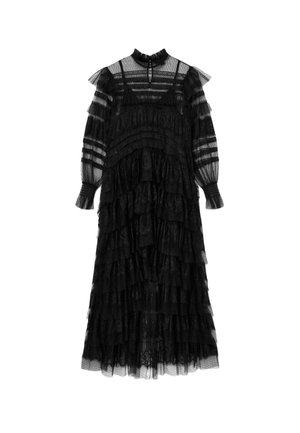 Robe noire à volants en dentelle transparente. Dotée d'un col montant, de manches longues, de couches festonnées et d'accents rayés. Classique, longueur jusqu'au sol.