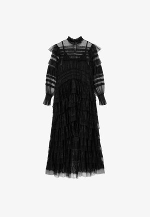 Zwarte gelaagde jurk van doorschijnende kant. Heeft een hoge halslijn, lange mouwen, gerimpelde lagen en gestreepte accenten. Tijdloos, tot op de vloer.
