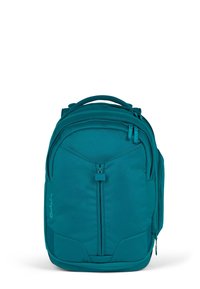 Mochila azul verdosa con un tejido suave, cierres de cremallera, respaldo acolchado y correas ajustables. Cuenta con un bolsillo frontal de diseño elegante y detalle del logo.
