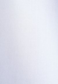 Hvid tekstureret stof med fint netmønster og små, jævnt placerede huller.