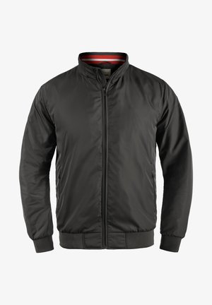 Sort bomberjakke lavet af glat, let materiale. Har en ribbestrikket krave og manchetter, frontlynlås og sidelommer.