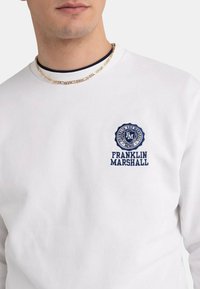 Sweat-shirt blanc à manches longues en coton, avec le logo brodé en bleu marine "FRANKLIN MARSHALL" sur la poitrine gauche. Tissu texturé.