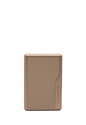 Portefeuille rectangulaire beige avec une surface avant lisse et un nom de marque discrètement embossé en bas à droite.