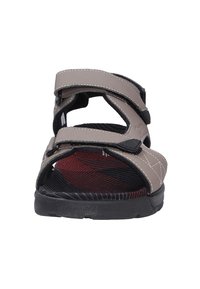 Sandalias grises con tres correas ajustables de Velcro, con una plantilla texturizada en negro y rojo, y una suela de goma negra duradera.