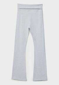 Sive flared leggingi iz mehkega, raztegljivega materiala. Imajo širok pas in gladko teksturo, primerne za vsakodnevno nošenje.