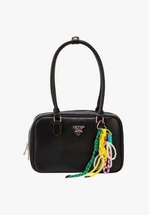 Schwarze rechteckige Handtasche mit doppelten Griffen, goldfarbenem Reißverschluss, 19V69 Italia-Logo und bunten geflochtenen Schlüsselanhängern mit Perlen, die an einem Griff befestigt sind.