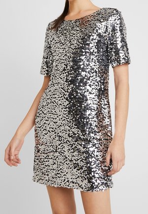 Robe à manches courtes recouverte de paillettes argentées et noires réfléchissantes, avec un col ras du cou et une silhouette ajustée.