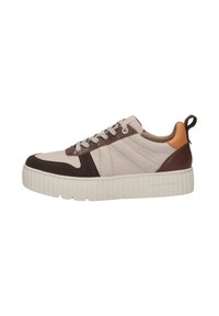 Beige und braune Leder-Sneaker mit einer klobigen weißen Sohle, ausgestattet mit Schnürverschluss, kontrastierenden Panels und einem kleinen orangefarbenen Akzent an der Ferse.