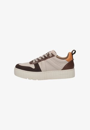 Beige und braune Leder-Sneaker mit einer klobigen weißen Sohle, ausgestattet mit Schnürverschluss, kontrastierenden Panels und einem kleinen orangefarbenen Akzent an der Ferse.