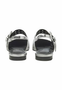 Srebrne metaliczne sandały z otwartym tyłem, regulowanym zapięciem na klamrę i czarną fakturowaną wkładką. Płaski obcas i minimalistyczny design.