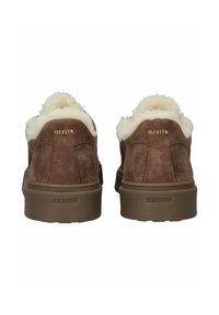 Bruine-suède instappers met een fluffy crèmekleurige nepbontkraag, voorzien van een bruine rubberen zool en gouden branding op de hak.