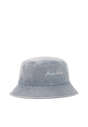 Cappello a secchiello in denim azzurro chiaro con bordo cucito e "Guess Jeans" ricamato in bianco sulla parte anteriore.