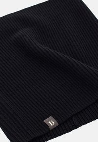 Sciarpa nera a coste, con un piccolo etichetta marrone con la lettera bianca "B" in un angolo. Texture morbida, forma rettangolare.