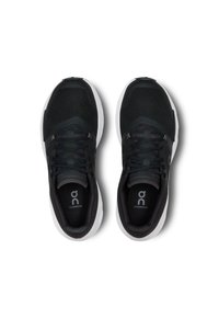 Scarpe da ginnastica nere con una tomaia in rete traspirante, dotate di lacci, una suola imbottita e una suola esterna bianca a contrasto. Logo sulla linguetta.