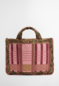 Gestepptes Tragetäschchen in Rosa und Grün mit Karomuster. Verfügt über einen gepolsterten Griff und eine dekorative Blumeneinfassung entlang der Ränder.