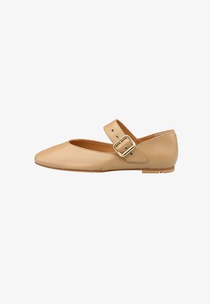 Beige Lederflatschuhe mit spitzem Zeh und einem breiten Riemen mit einer goldenen Schnalle über dem Spann, auf einem weißen Hintergrund dargestellt.