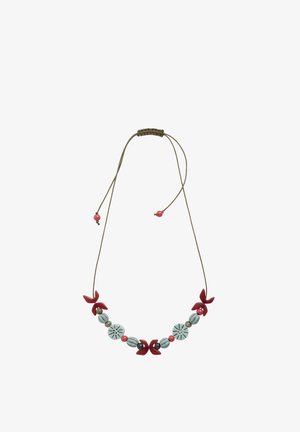 Kolorowy naszyjnik z czerwonymi i miętowymi koralikami, szarymi akcentami oraz brązowym regulowanym sznurkiem. Zawiera detale w kształcie kwiatów i motyli.