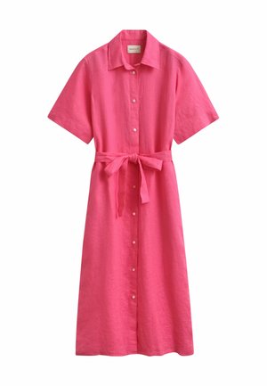 Rosa Midikleid mit kurzen Ärmeln, Knopfleiste, Kragen und gebundenem Taillengürtel, aus Leinenstoff, auf weißem Hintergrund präsentiert.