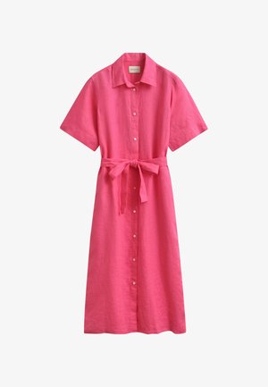 Rosa Midikleid mit kurzen Ärmeln, Knopfleiste, Kragen und gebundenem Taillengürtel, aus Leinenstoff, auf weißem Hintergrund präsentiert.