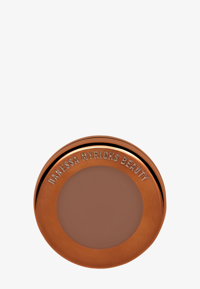 Ronde compacte in kopertoon met een reliëfmerknaam. Bevat een glad, matte, neutrale bruine variant binnenin.