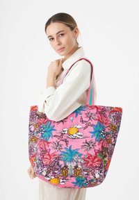 Roze stoffen tote bag met kleurrijke bloemen- en dierenpatronen. Voorzien van dubbele roze en turquoise handvatten en een ruime indeling voor dagelijks gebruik.