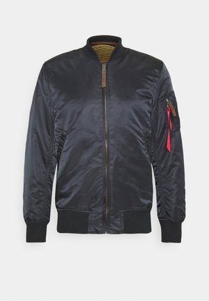 Marineblauer Bomberjacke aus schimmerndem Nylonstoff, mit einem Reißverschluss vorne, gerippten Bündchen und einer Seitentasche mit roten Reißverschlussdetails.