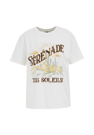 Balta kokvilnas T-krekls ar vaļēju piegriezumu, uz kura ir grafiskais attēls ar kaktusiem un sauli, kā arī teksts "SÉRÉNADE DES SOLEILS" brūnā un dzeltenā krāsā.