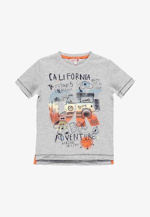 Grå t-shirt med korte ærmer med et farverigt safari-jeep grafik og tekst, der refererer til Californien, eventyr, Mojave-ørkenen og rejsetemaer.