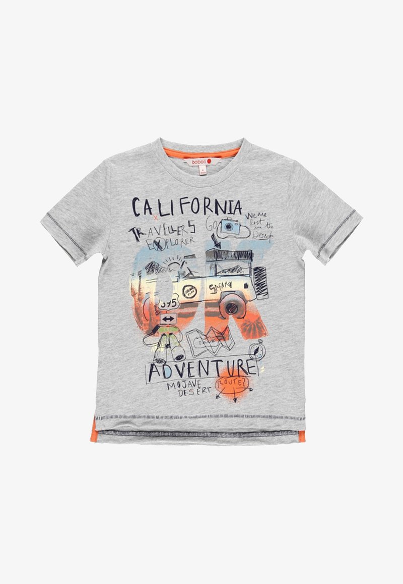 T-shirt gris à manches courtes avec un graphisme coloré de jeep safari et un texte faisant référence à la Californie, à l'aventure, au désert de Mojave et aux thèmes du voyage.