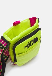The North Face BOREALIS WATER BOTTLE HOLDER UNISEX - Rankinė per petį - fizz lime-pink primrose-white dune