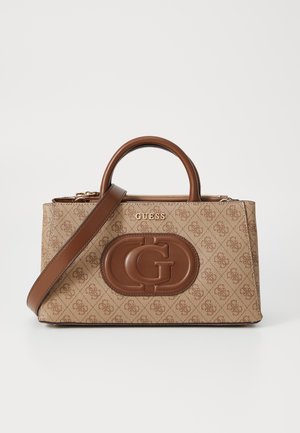 Beige og brun Guess håndtaske med logo mønster over det hele, stort præget "G" emblem, top håndtag og aftagelig skulderrem på hvid baggrund.