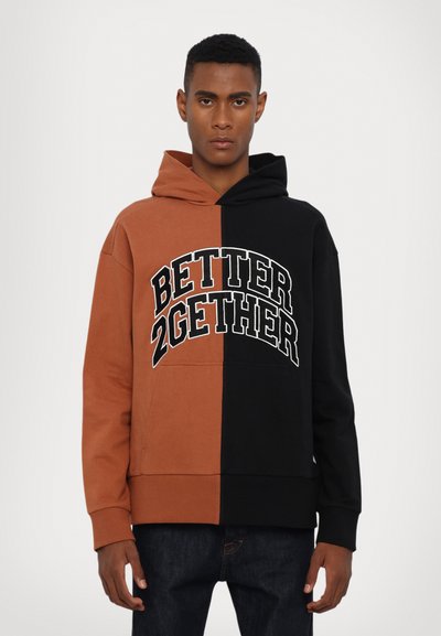 Hoodie in Braun und Schwarz mit auffälligem weißen Text "BETTER 2GETHER" über der Brust. Weicher Baumwollstoff, mit Fronttasche.