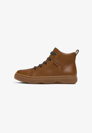 Bruine leren hoge schoenen met een gestructureerde bovenkant, ronde neus, grijze veters en een rubberen zool met een golfpatroon.