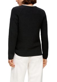 Schwarzer gestrickter Pullover mit langen Ärmeln, geripptem Muster und leicht abgerundetem Saum. Verfügt über einen Rundhalsausschnitt und subtile Nahtdetails.