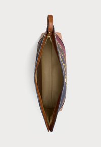 Plátenná taška na ruku s hnedými koženými akcentmi. Námornícka modrá s textúrou v zlatých a marónových farbách. Interiér má béžovú podšívku a zips.