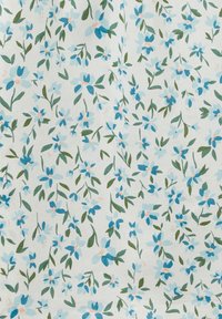 Tessuto bianco con un motivo floreale ripetuto caratterizzato da fiori azzurri chiari e foglie verdi, accentuato da occasionali dettagli pesco.
