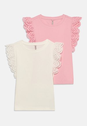 Δύο αμάνικα ριμπ πλεκτά τοπ για κορίτσια, ένα λευκό και ένα ροζ, με μανίκια από δαντέλα με τρυπητά σχέδια και στρογγυλούς λαιμούς.