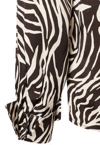 Bruin en wit zebra print shirtstof, met lange mouwen en knoopmanchetten, en een soepele textuur. Gepersonaliseerd ontwerp en gedurfd patroon.