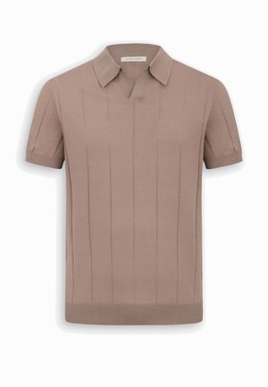 Beżowa dzianinowa koszulka polo z krótkim rękawem, pionowym prążkowaniem, kołnierzykiem z wycięciem oraz ściągaczami przy rękawach i na dole, ułożona na płasko na białym tle.