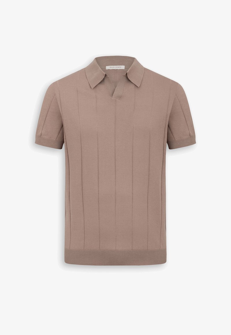 Polo de punto beige de manga corta con canalé vertical, cuello con muesca y puños y bajo acanalados, extendido sobre un fondo blanco.