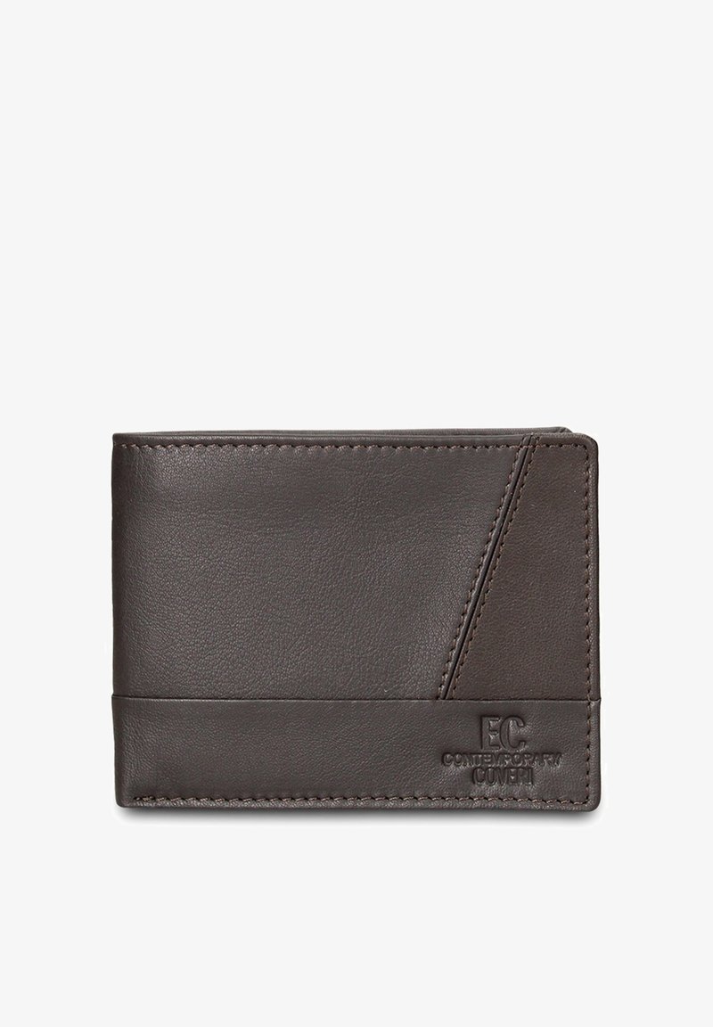 Bruine leren portemonnee met een gladde textuur, voorzien van een diagonale stikking, geperst logo en een minimalistisch ontwerp.