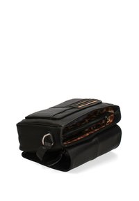 Borsa in pelle nera con design piatto, dotata di apertura con zip, superficie testurizzata e internamente foderata con un motivo. Include un anello esterno.