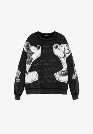 Zwarte trui met grote, schetsachtige Mickey Mouse gezichten aan de voorkant en stripboekachtige patches op de mouwen, met sierlijk schrift.