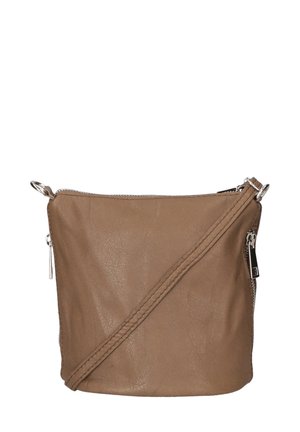 Borsa a tracolla in pelle marrone con finitura testurizzata, chiusura con zip e tracolla intrecciata. Presenta accessori in metallo argentato e un design minimalista.