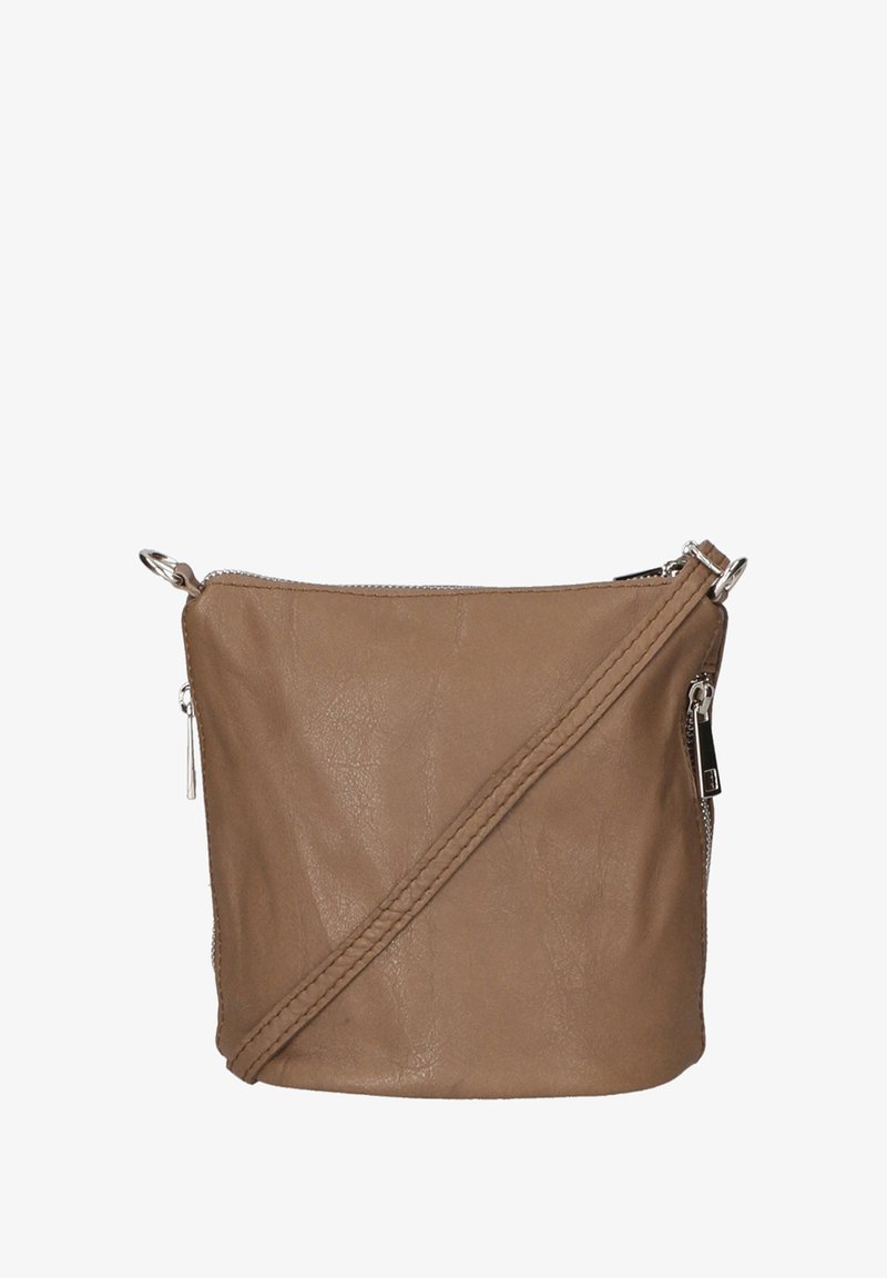 Borsa a tracolla in pelle marrone con finitura testurizzata, chiusura con zip e tracolla intrecciata. Presenta accessori in metallo argentato e un design minimalista.