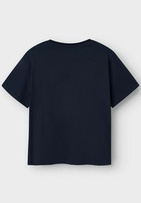 T-shirta iz temno modrega bombaža s krojnim ovratnikom, kratkimi rokavi in ravnim robom. Gladka tekstura in sproščen kroj. Prikazan zadnji pogled.