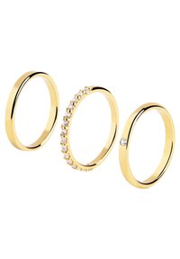 Tres anillos de oro: uno con banda lisa, uno con una fila de piedras transparentes y uno con una sola piedra, todos brillantes con un acabado pulido.