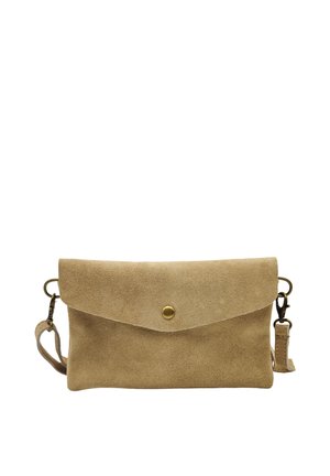Petit sac bandoulière en daim beige avec fermeture à rabat sécurisée par un seul bouton-pression en laiton et une bandoulière amovible avec mousquetons pivotants.